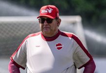 “Quem não acredita fica em casa”: Guto Ferreira rebate críticas da torcida após Vila perder a liderança