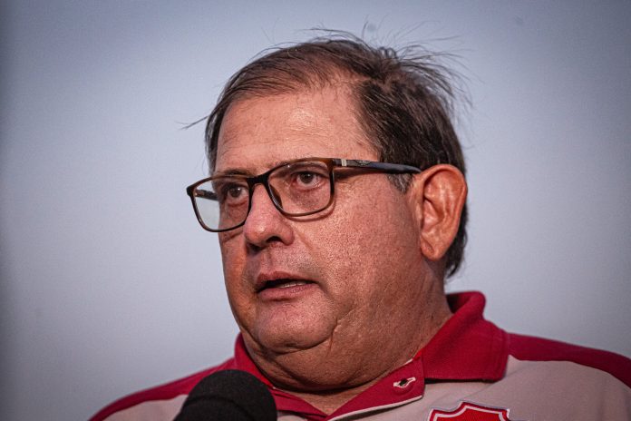 Guto Ferreira entrevista técnico Vila Nova