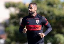 Netinho pega pena mínima após julgamento do STJD e fica à disposição no Atlético