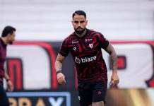 Volante do Atlético corre risco de pegar gancho de seis jogos após gesto obsceno